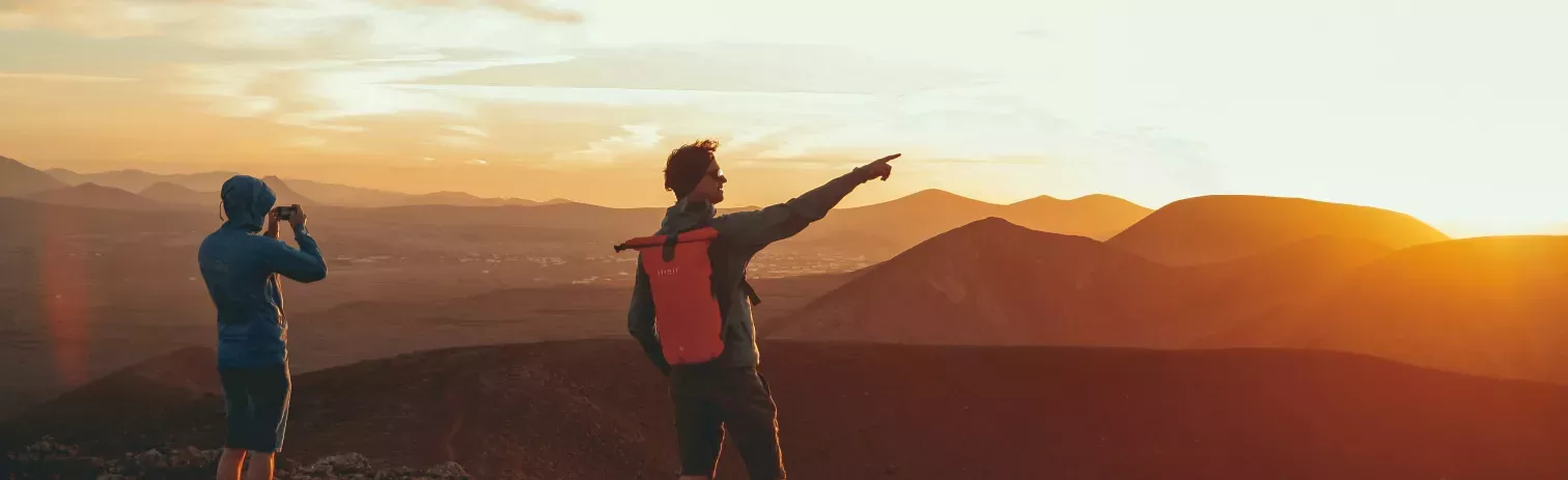 Personas disfrutando de un atardecer en la montaña, símbolo de colaboración y compromiso social de la Fundación Redexis 