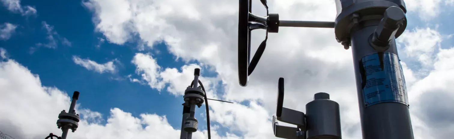 Infraestructura de tuberías de gas con un cielo azul de fondo.